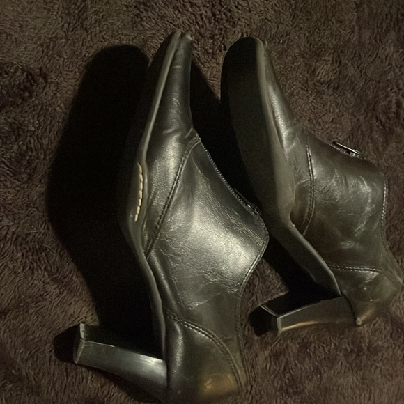 Aerosoles black ankle heeled boot. - Picture 6 of 9